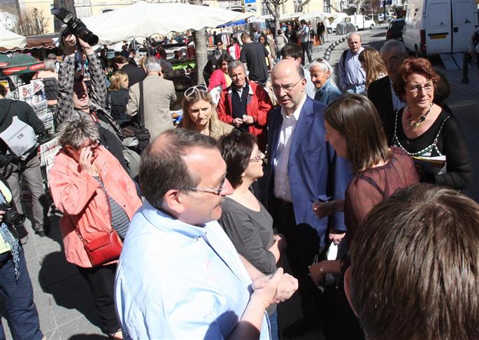 Pierre-moscovici-dans-un-bain-de-foule-typique-dans-le-marche-de-gap-ce-samedi-31-mars-photo-le