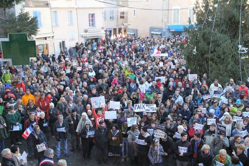 Plus-de-3000-personnes-se-sont-rassemblees-ce-dimanche-apres-midi-a-embrun-photo-le-dl-m-p